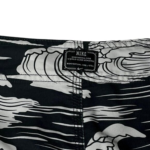 Nike Men's Size 36 Swim Trunks Shorts Balck & white‎ Wave Print - Picture 2 of 10